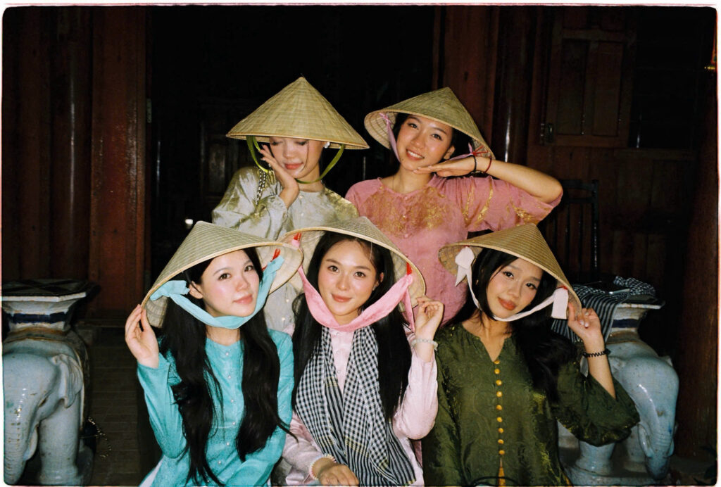 Du khách mặc áo bà ba trong tour miền Tây 4 ngày 3 đêm