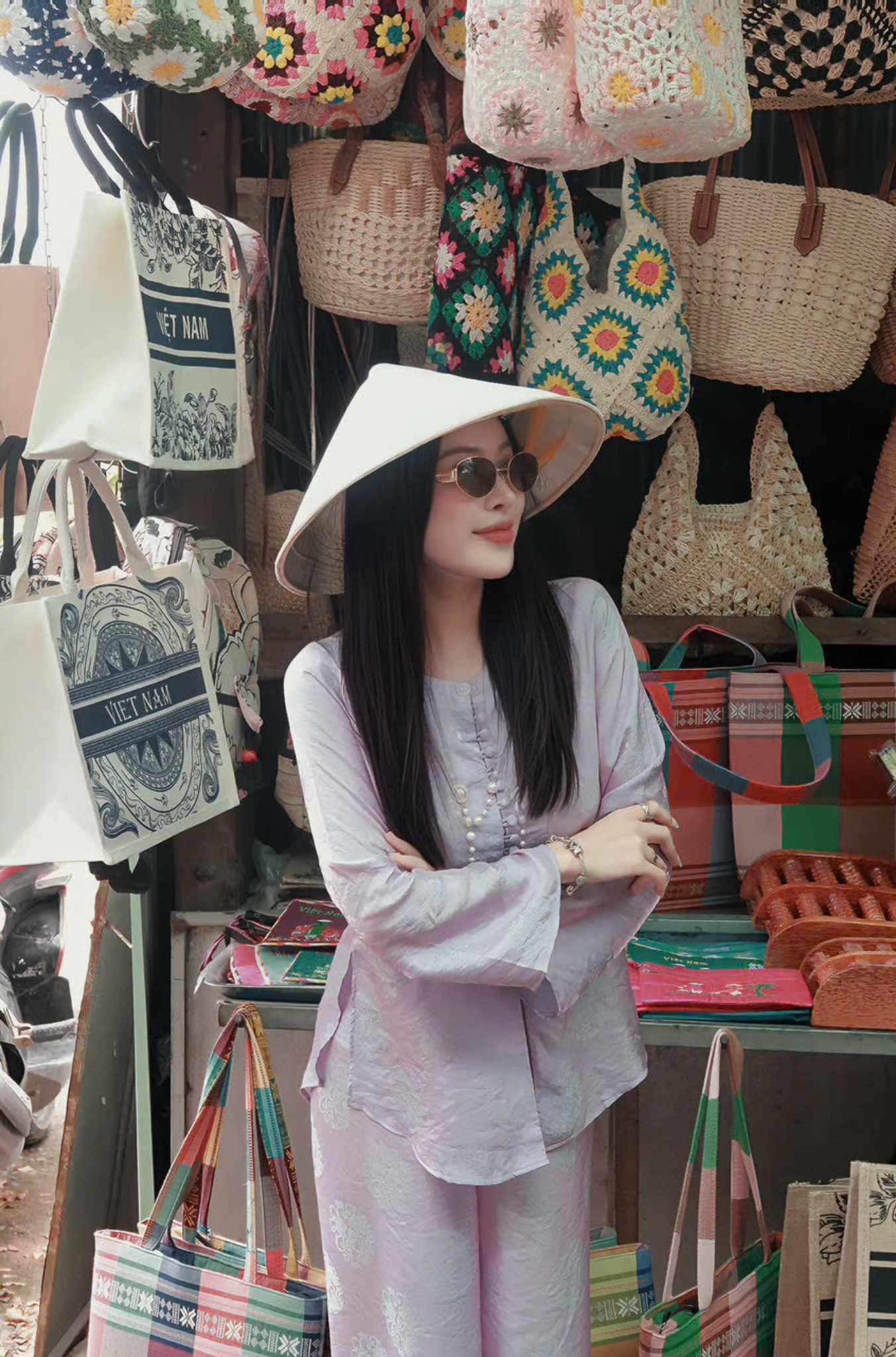 Check-in áo bà ba Cồn Thới Sơn trên thuyền giữa hàng cây xanh