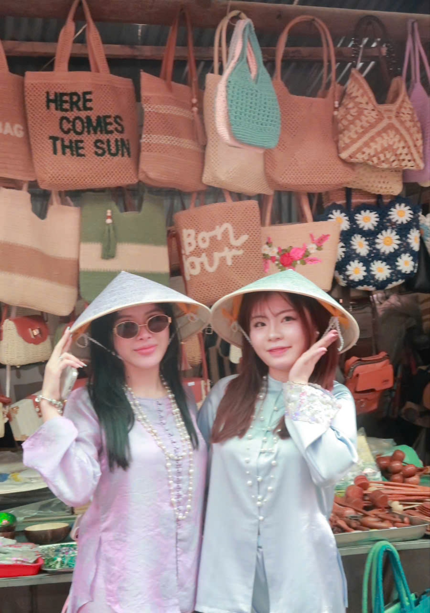 Check-in áo bà ba Cồn Thới Sơn bên gian hàng thủ công