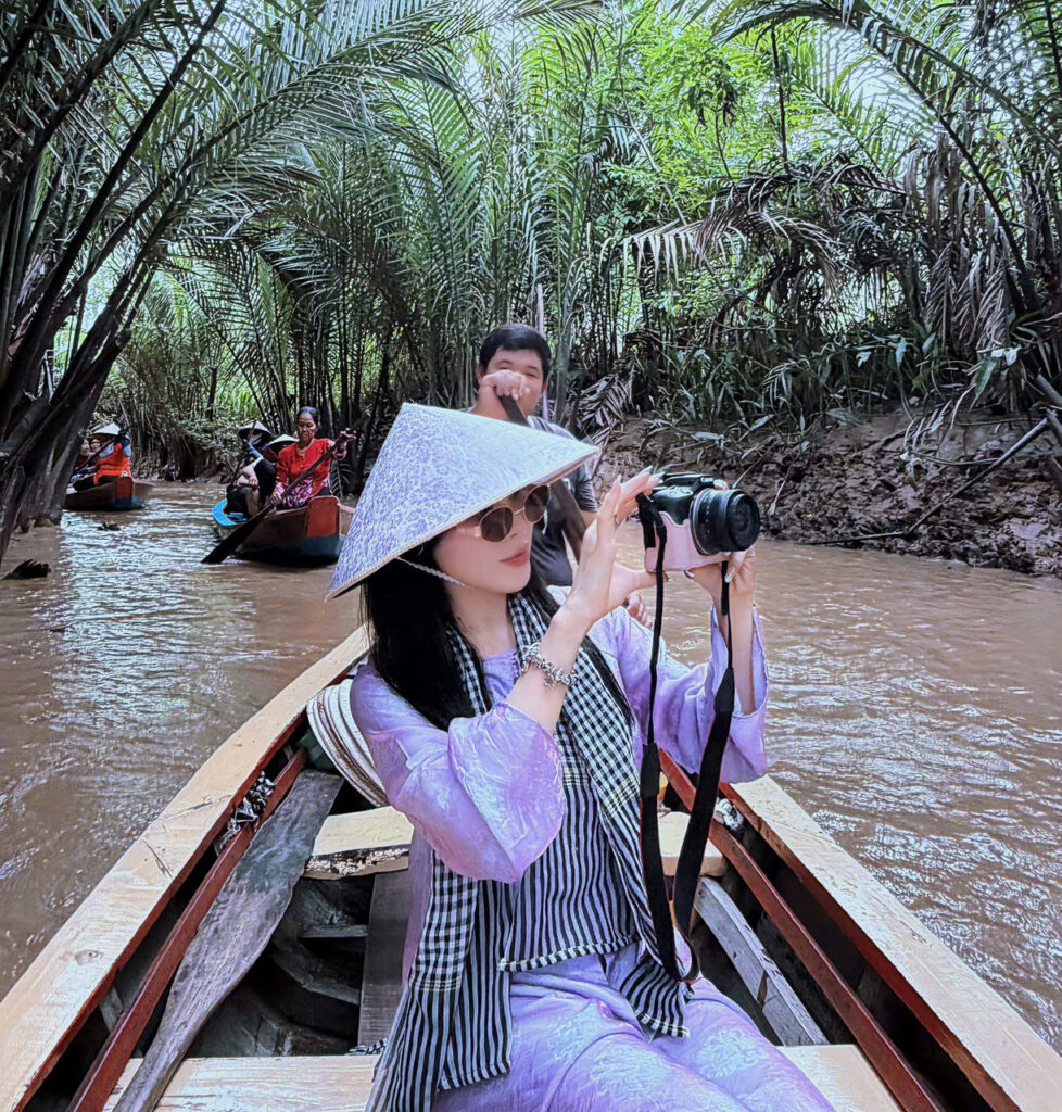 Check-in áo bà ba Cồn Thới Sơn trên thuyền giữa không gian miền Tây