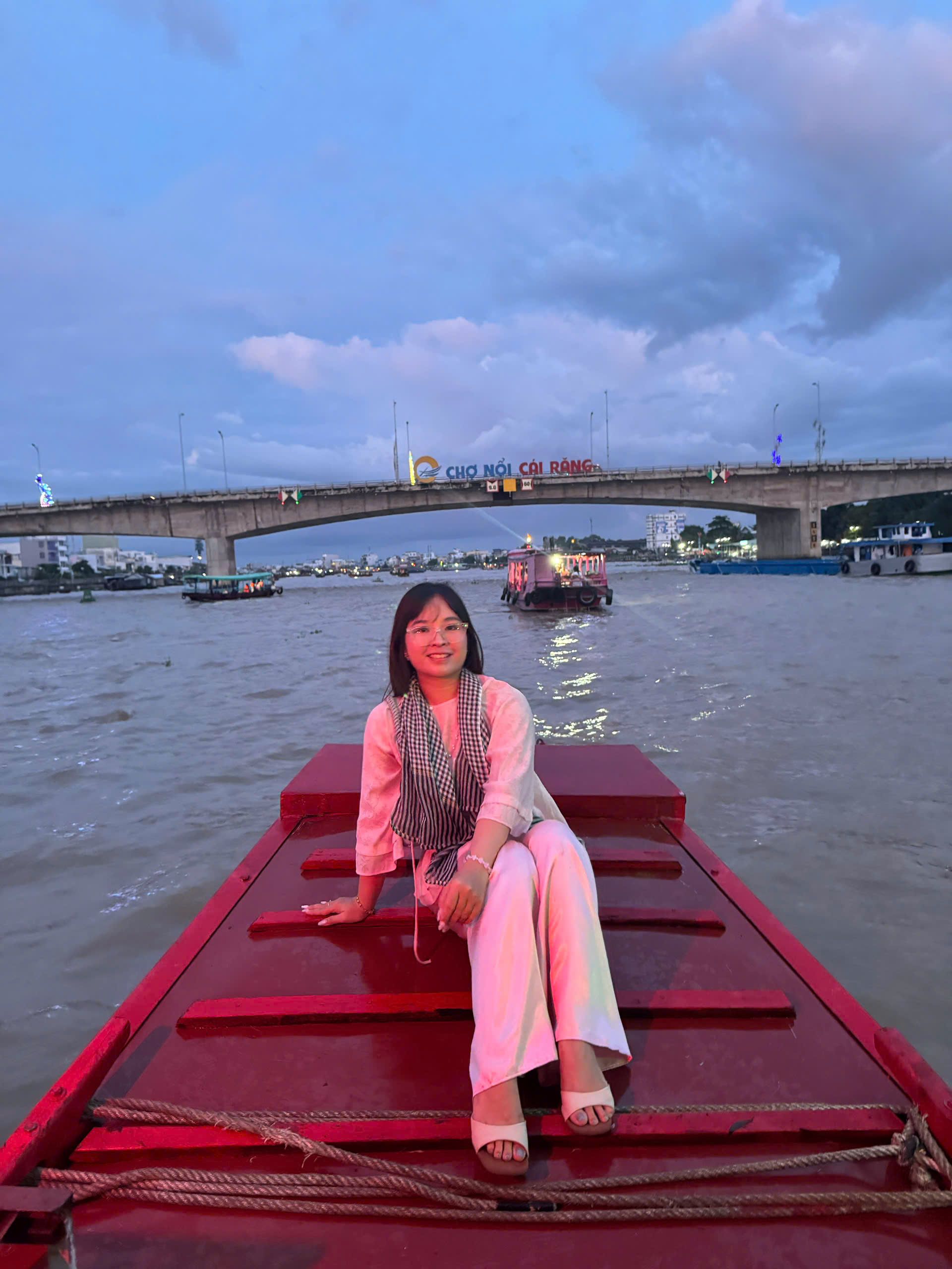 Check-in chợ nổi Cái Răng với trang phục sáng màu và khăn rằn