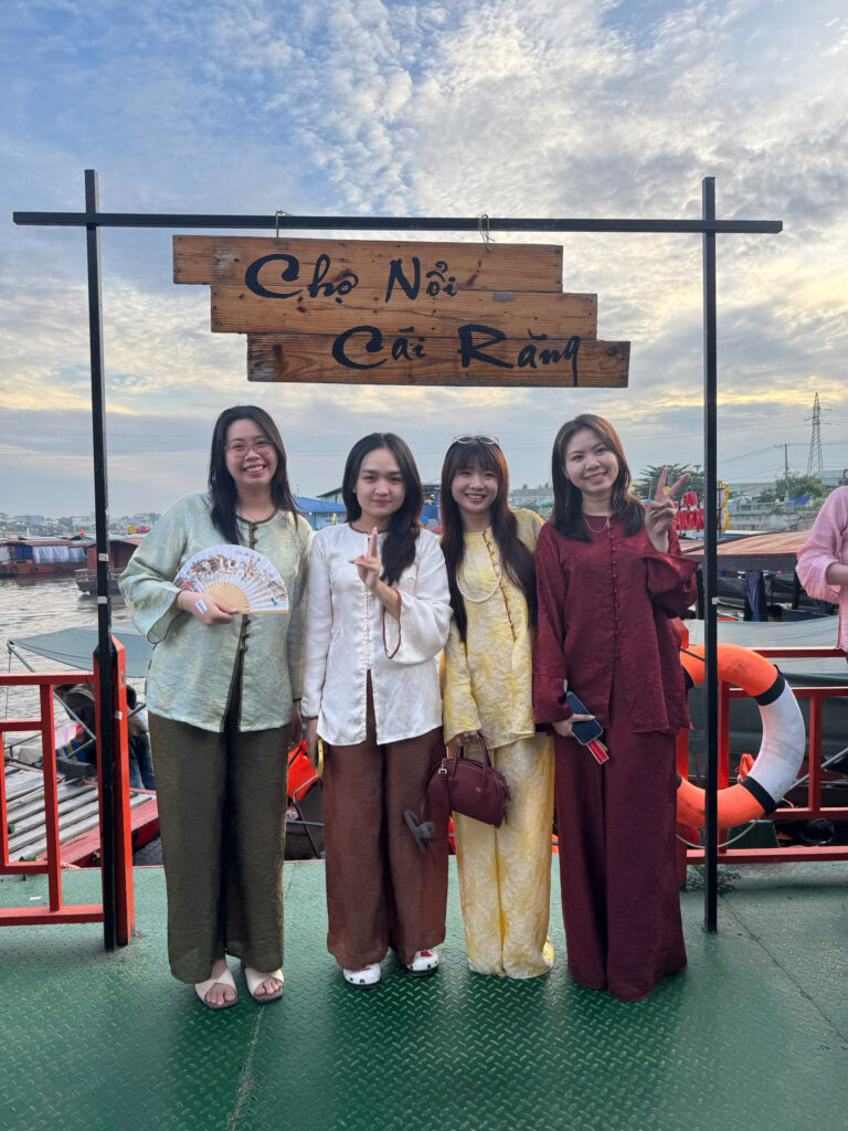 Du khách tham quan Chợ nổi Cái Răng Cần Thơ cùng Cat Cat Travel