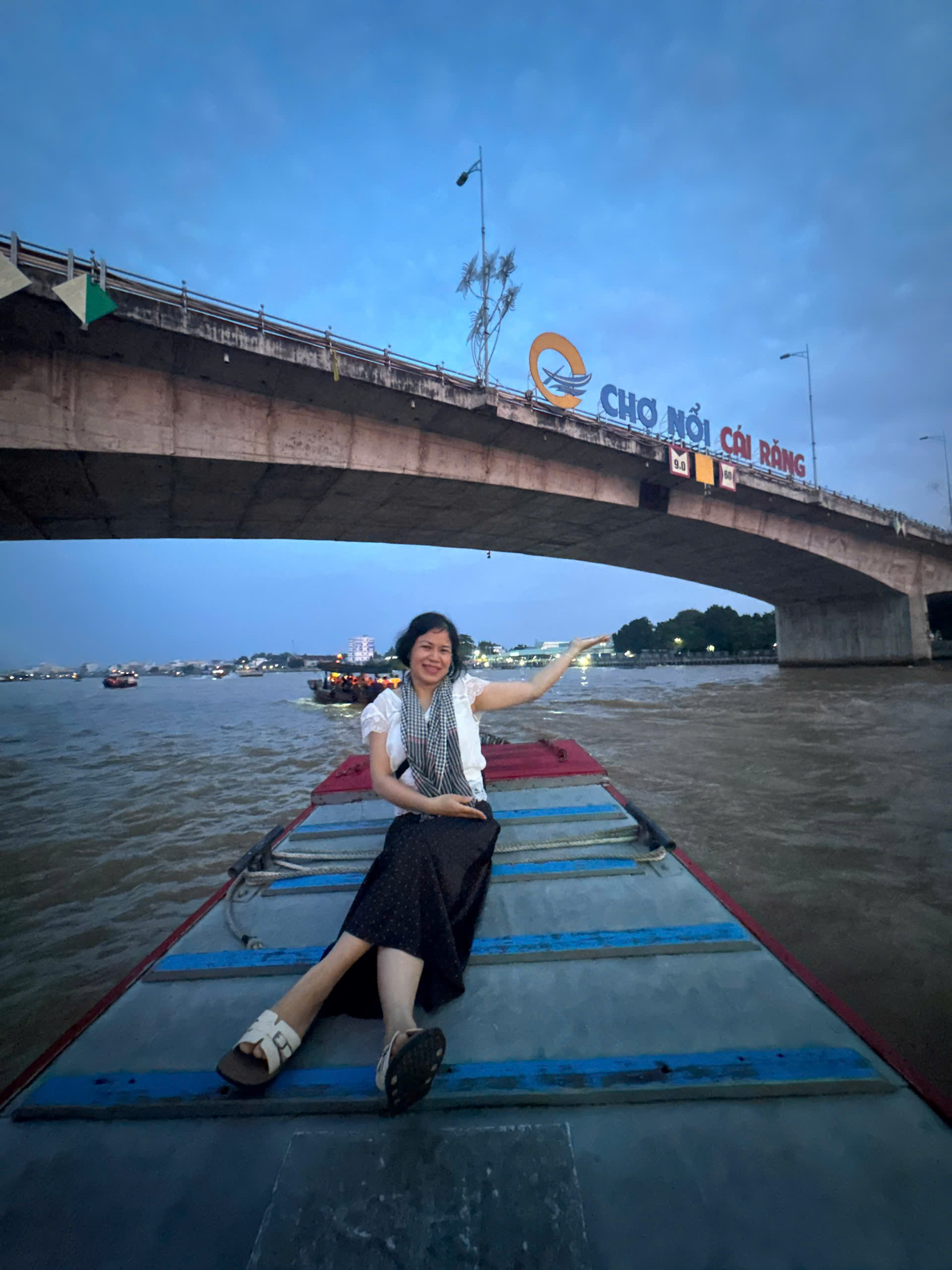 Check-in chợ nổi Cái Răng với cầu và không gian sông nước