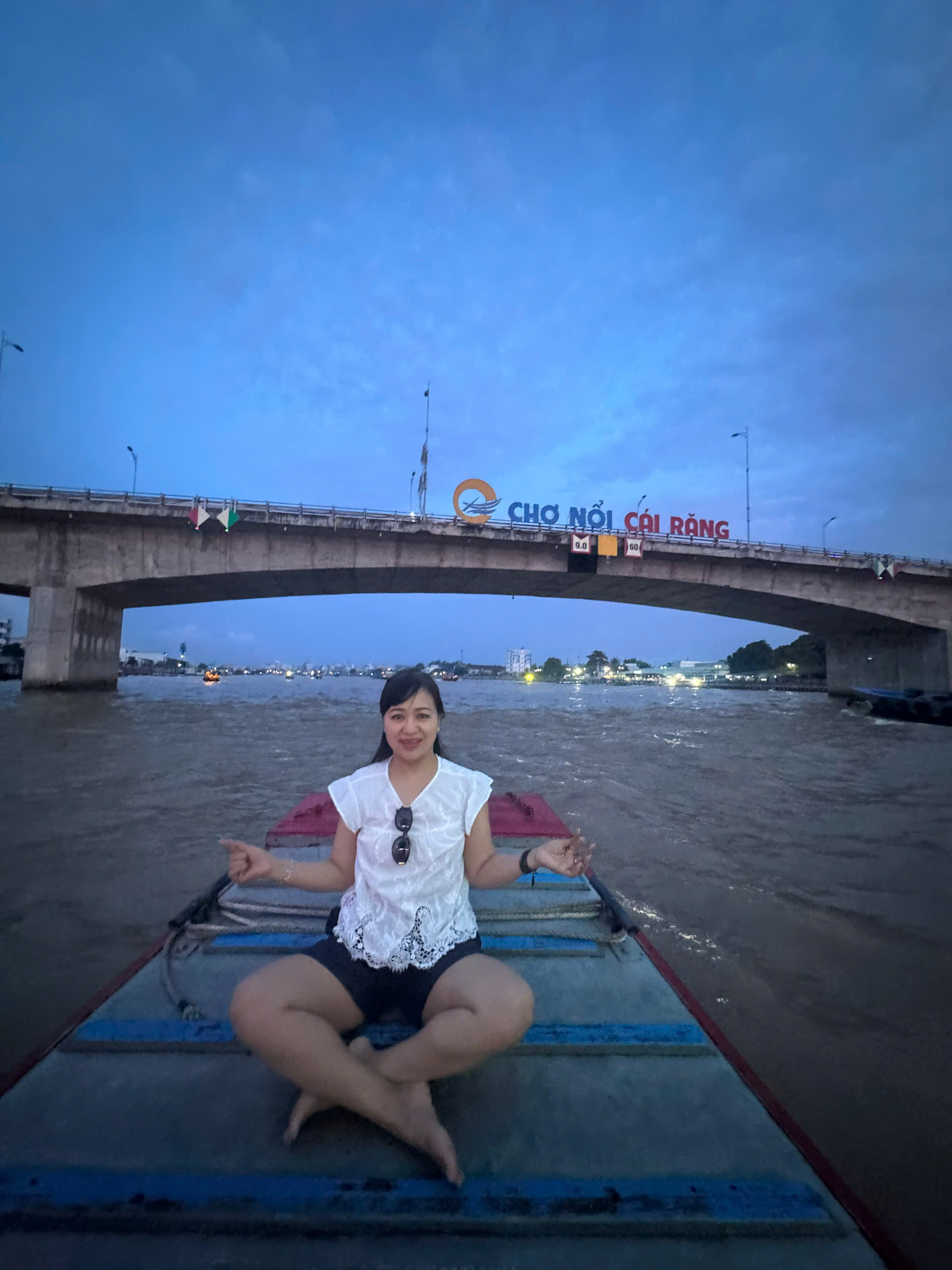 Check-in chợ nổi Cái Răng trên mũi thuyền