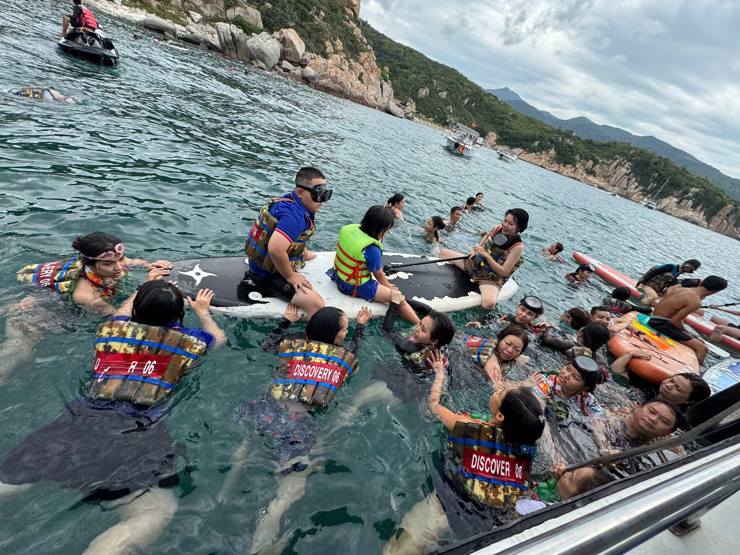 Tour biển Vĩnh Hy - du khách trải nghiệm chèo SUP