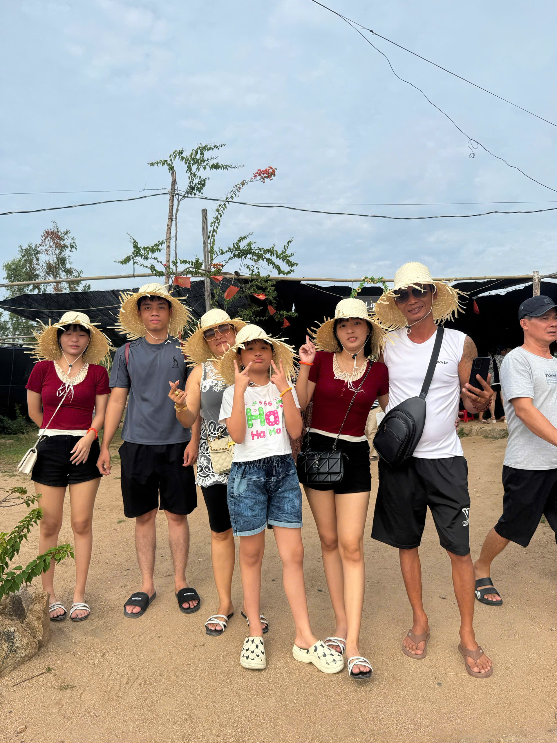 Tour đảo Bình Hưng - đoàn khách chụp ảnh tập thể bên biển