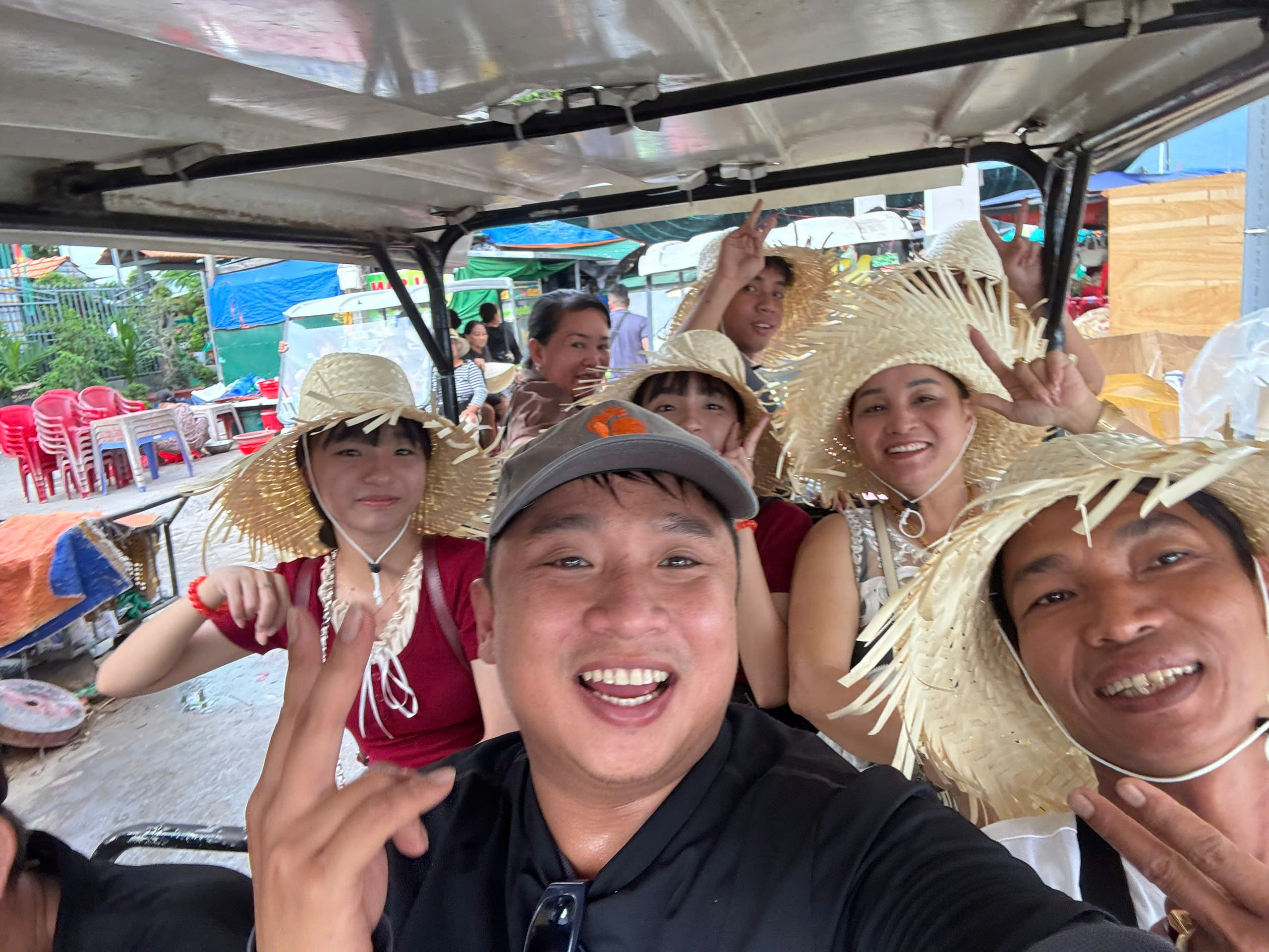 Tour đảo Bình Hưng - đoàn khách đi xe điện quanh đảo