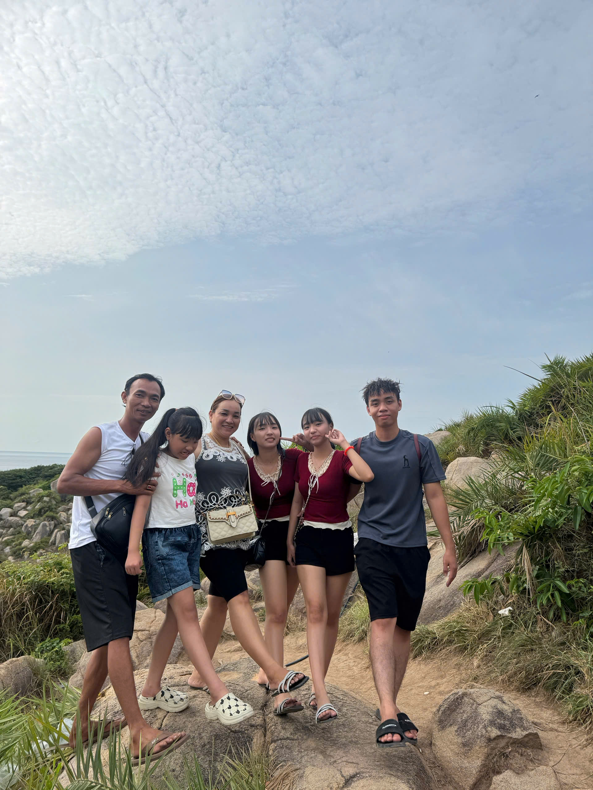 Tour đảo Bình Hưng - check-in bãi đá ven biển