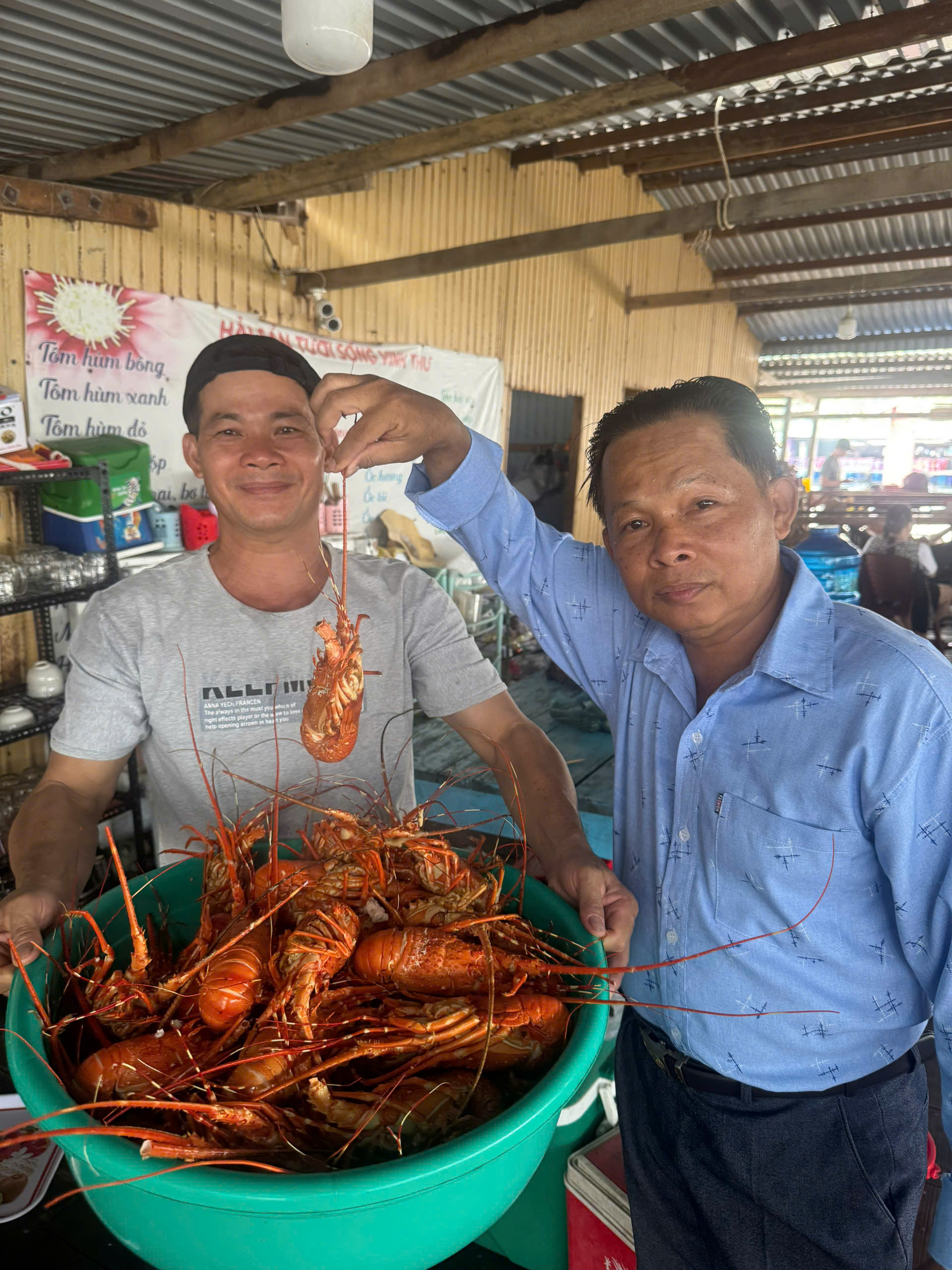 Tour đảo Bình Hưng - tôm hùm được phục vụ trên nhà bè