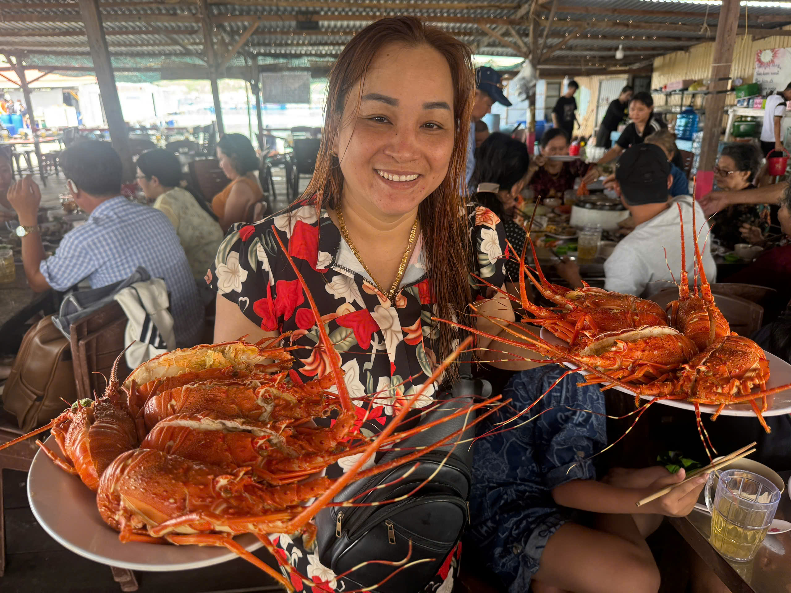 Tour đảo Bình Hưng - du khách thưởng thức đại tiệc tôm hùm