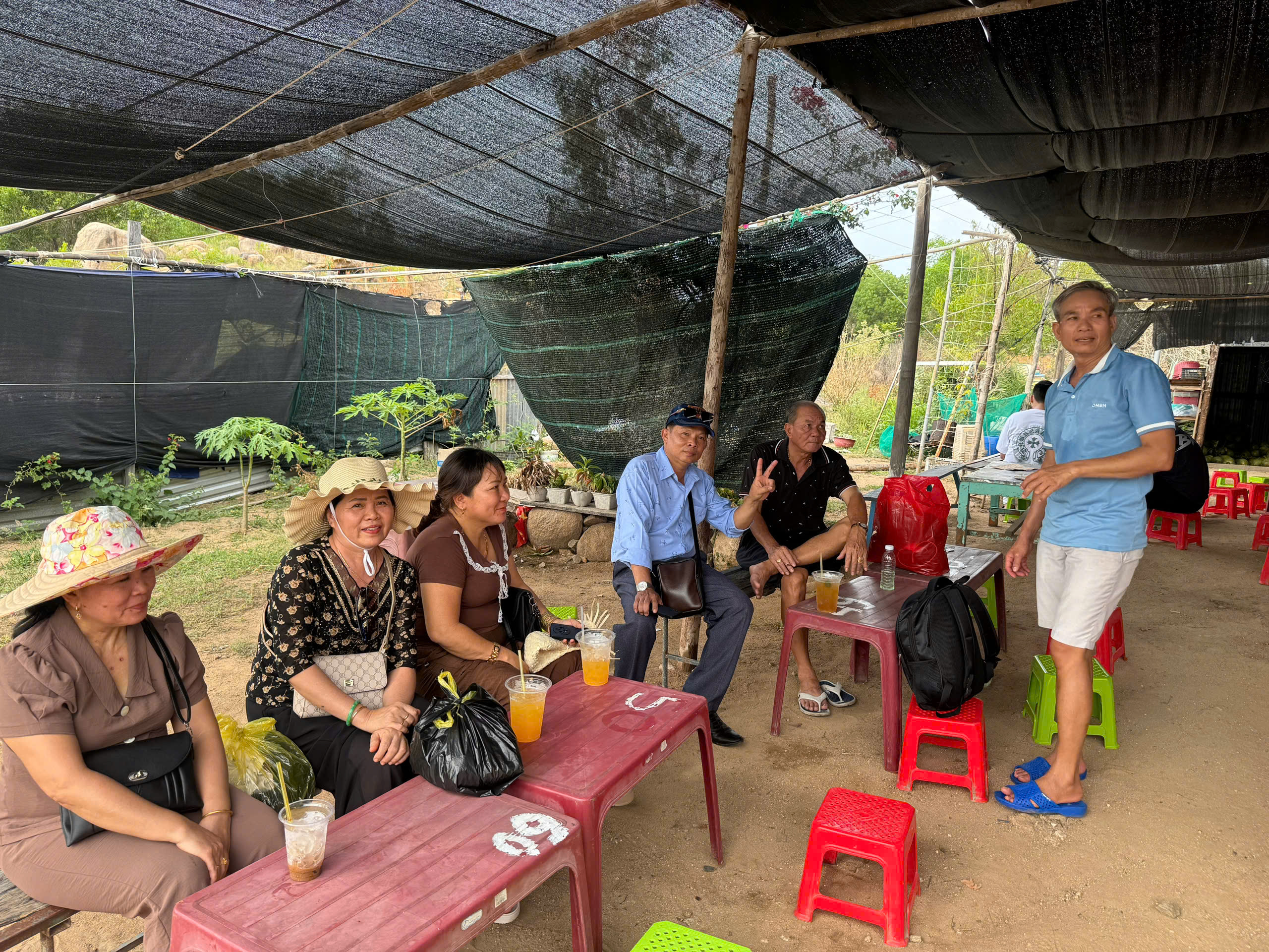 Tour đảo Bình Hưng - gia đình nghỉ ngơi trên nhà bè