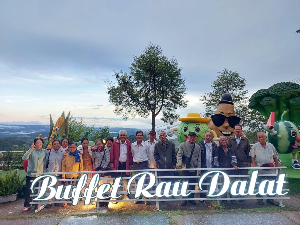 Đoàn khách check-in buffet rau trong tour Đà Lạt 4 ngày 3 đêm