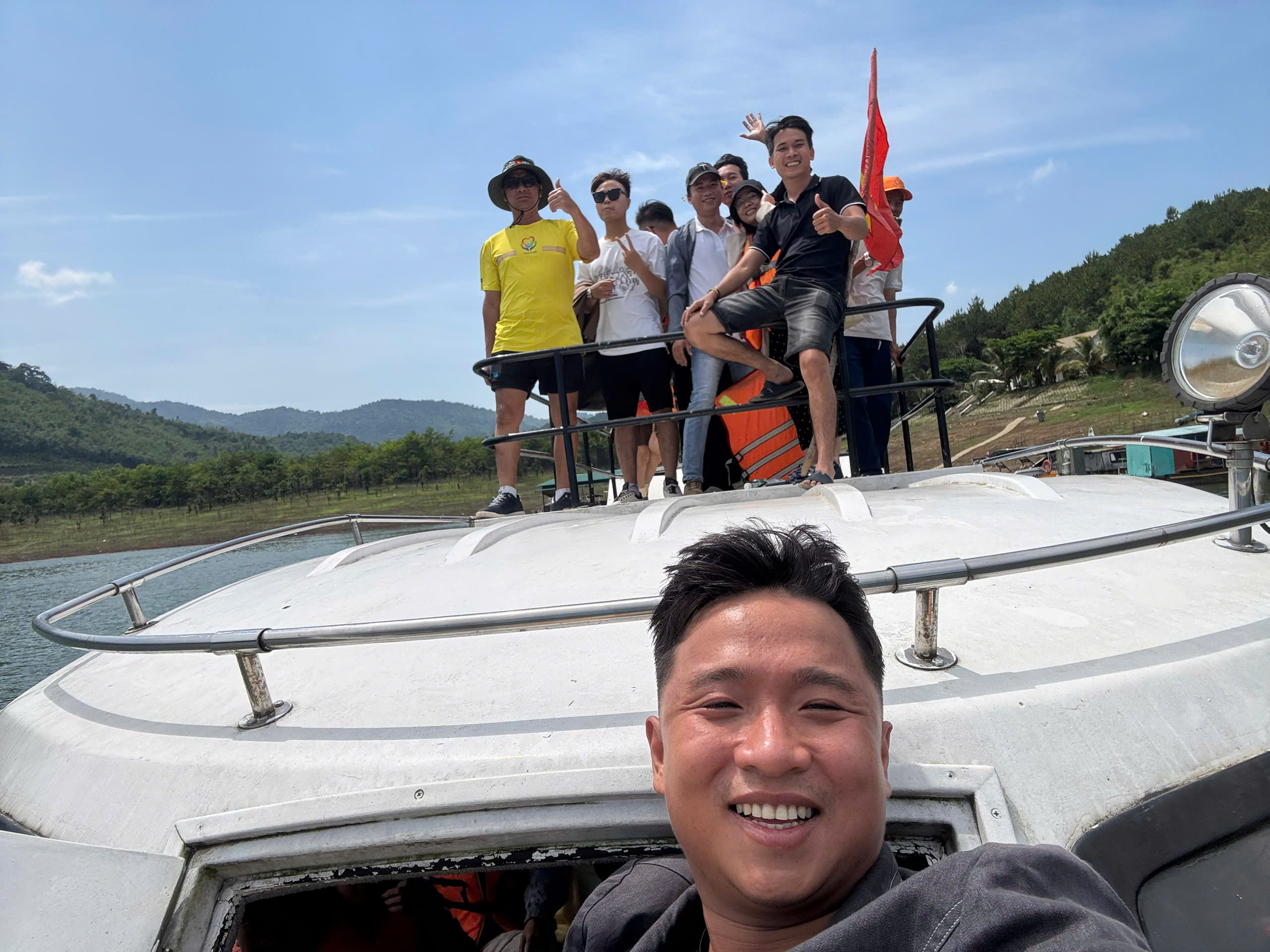 Tour Tây Nguyên Tà Đùng - đoàn khách giữa không gian xanh