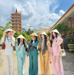 Trải nghiệm văn hóa miền Tây cùng nhóm bạn trong trang phục truyền thống