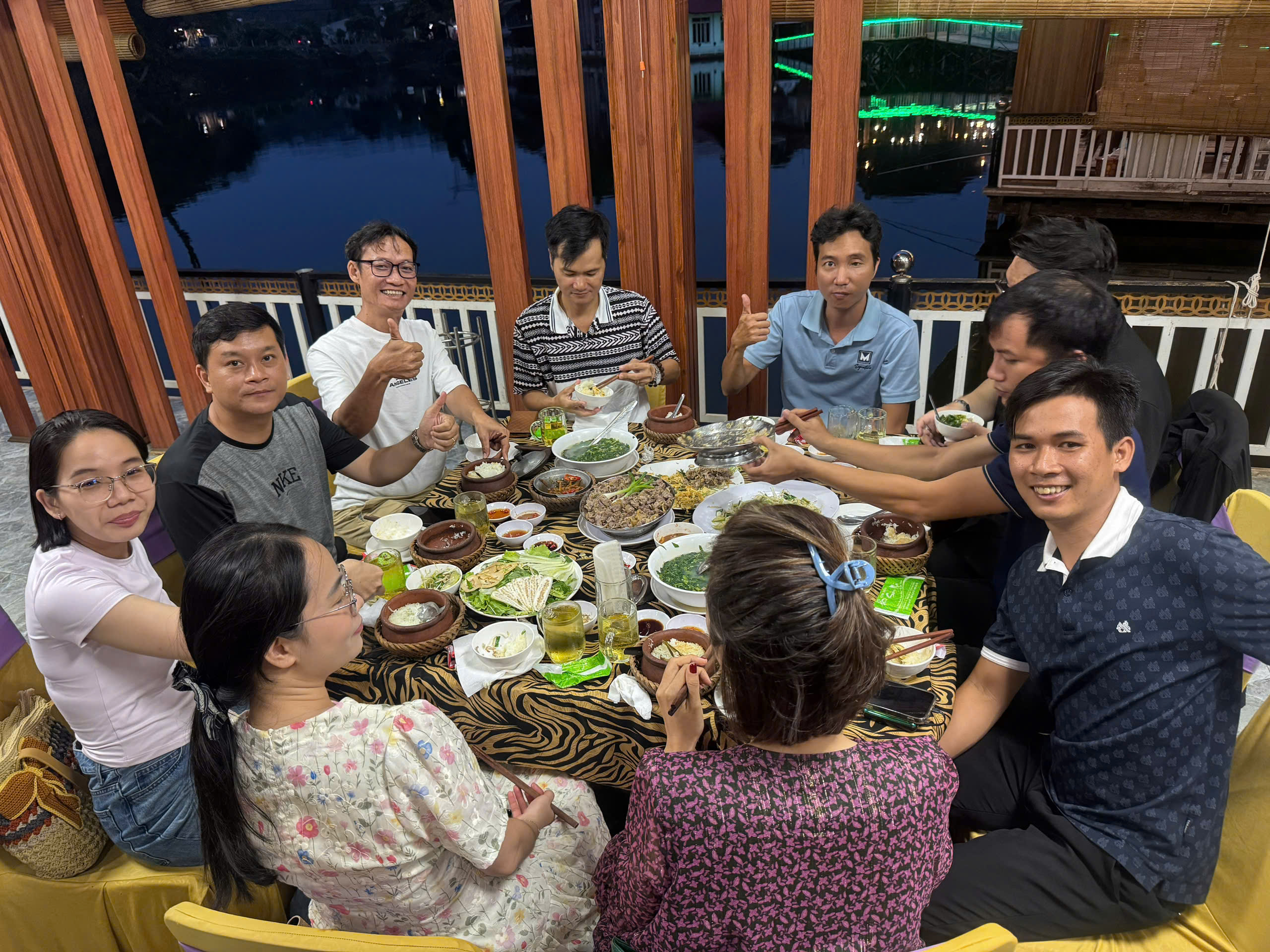 Tour Tây Nguyên Tà Đùng - đoàn khách dùng bữa cùng nhau