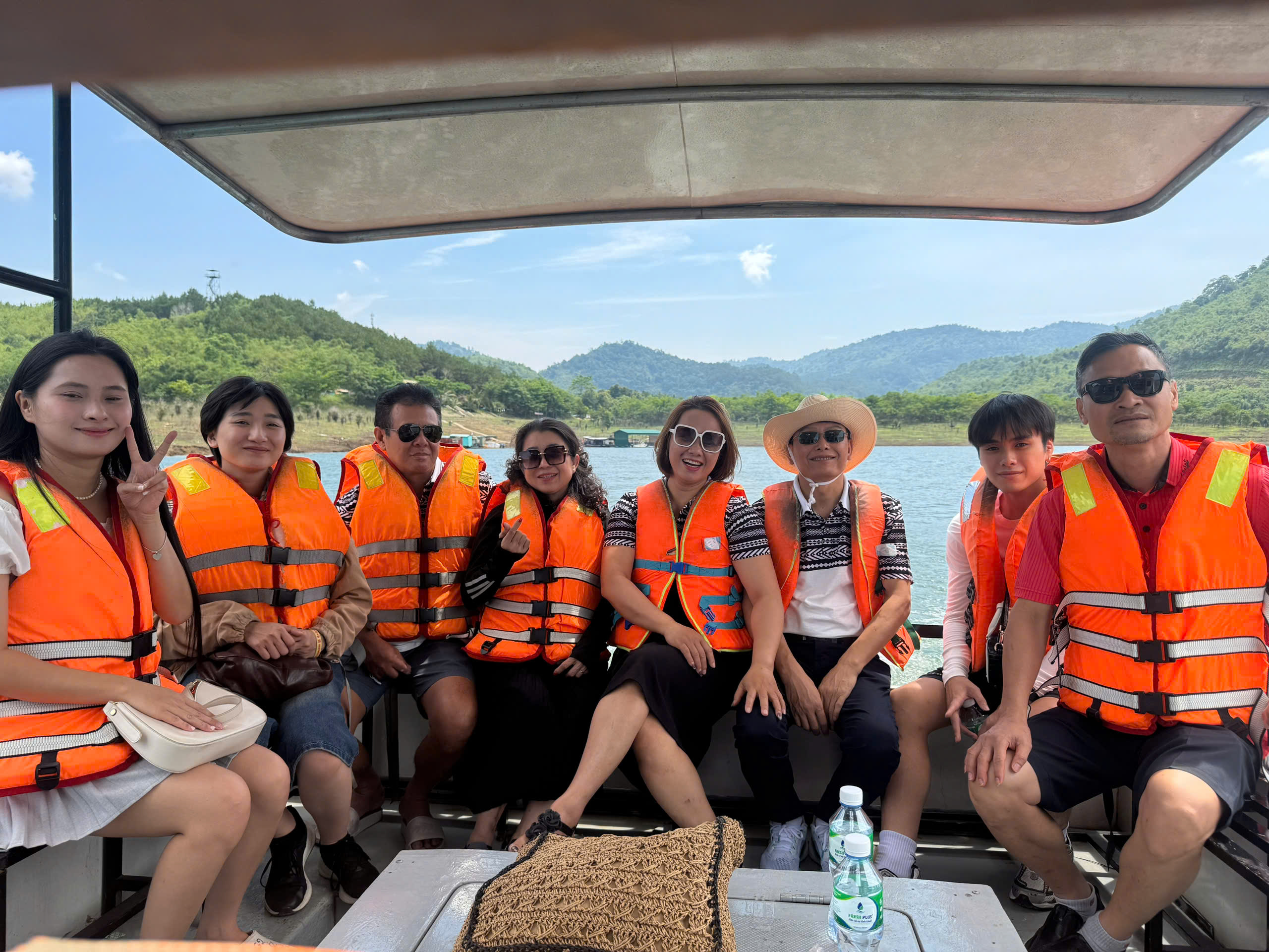Tour Tây Nguyên Tà Đùng - ngắm cảnh hồ từ trên thuyền