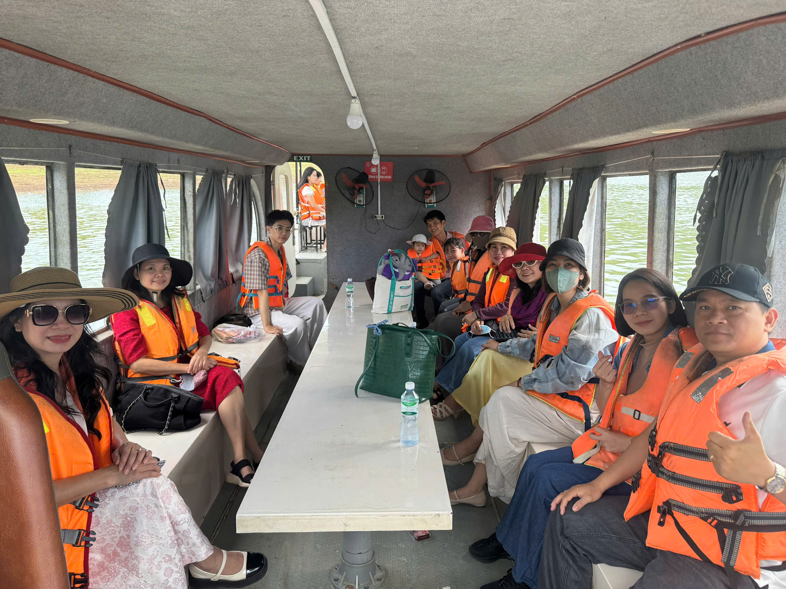 Tour Tây Nguyên Tà Đùng - đoàn khách trải nghiệm trên thuyền